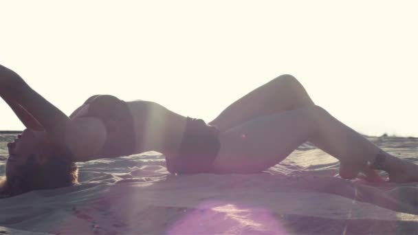 Sexuell kvinna på sand — Stockvideo