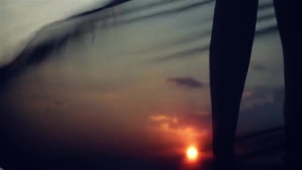 Σιλουέτα του μια γυναίκα που χορεύει στο ηλιοβασίλεμα — Αρχείο Βίντεο