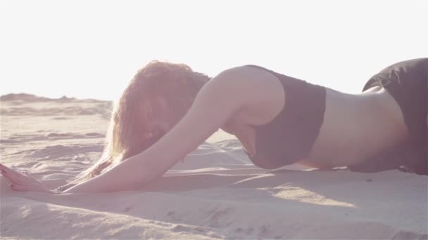 Femme sexy sur la plage — Video