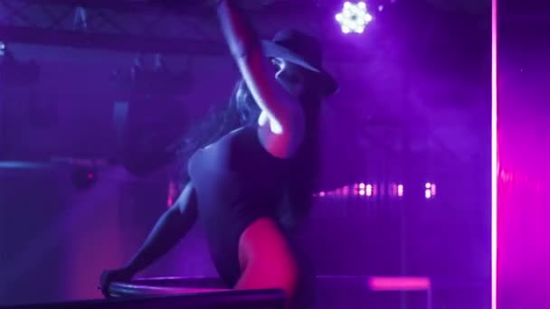 Sexig tjej dansa i nattklubben — Stockvideo