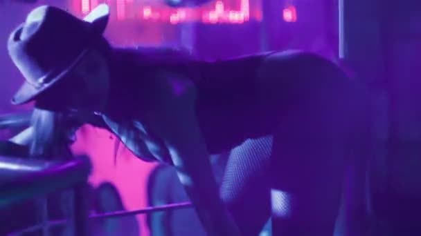 Sexy menina dança no clube noturno — Vídeo de Stock