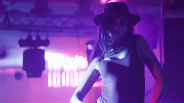 Sexy fata dans în club de noapte — Videoclip de stoc