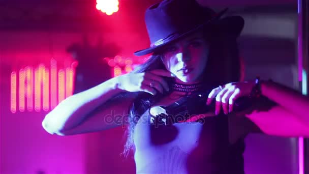 Сексуальна дівчина танцює в нічному клубі — стокове відео