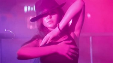 Seksi kız dans gece kulübü