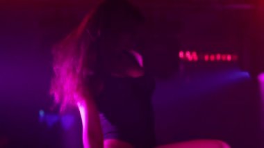 Seksi kız dans gece kulübü