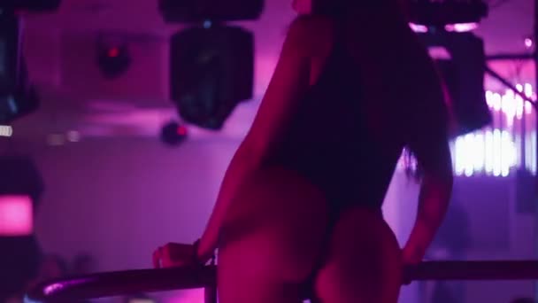 Сексуальна дівчина танцює в нічному клубі — стокове відео