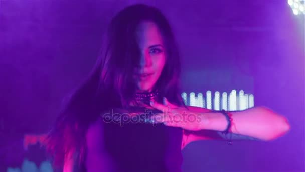 Sexy ragazza danza in night club — Video Stock