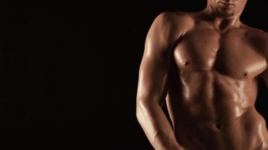 Genç adamın seksi gövde