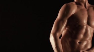 Genç adamın seksi gövde