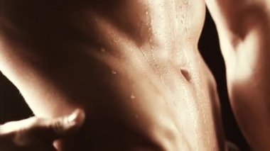 Genç adamın seksi gövde