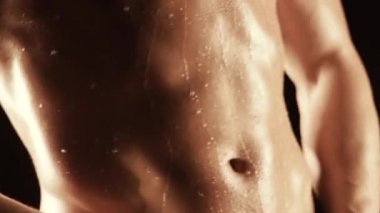 Genç adamın seksi gövde