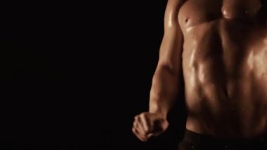 Genç adamın seksi gövde