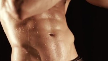 Genç adamın seksi gövde