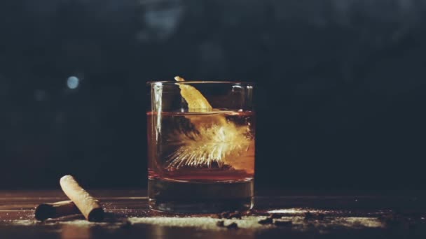 酒吧里有冰块的酒精鸡尾酒 — 图库视频影像