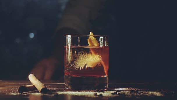 Cocktail Alcool Avec Glaçons Sur Bar — Video