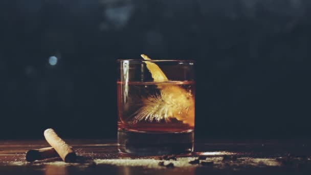 酒吧里有冰块的酒精鸡尾酒 — 图库视频影像