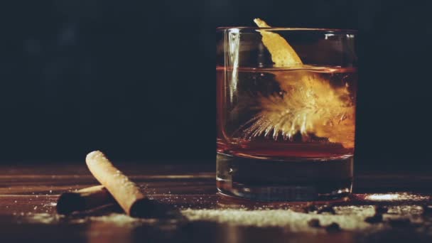 Alcohol Cocktail Met Ijsblokjes Een Balk — Stockvideo