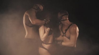 Seksi erkek ve kadın duman içinde dans