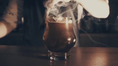 Barmen bir kokteyl yapar