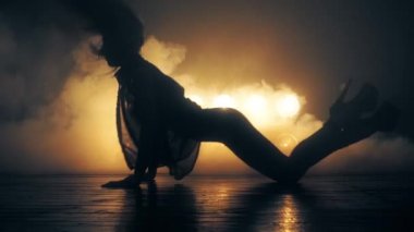 Seksi gece kulübü dansçı