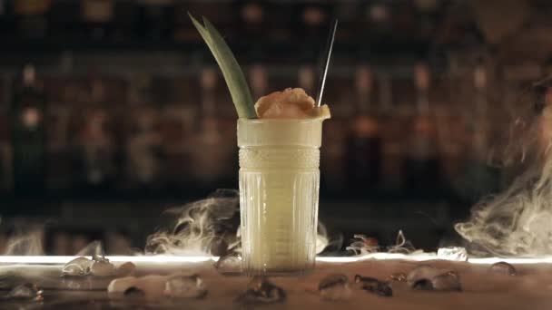 Cocktail cu gheață uscată pe bar — Videoclip de stoc