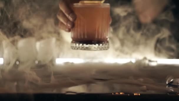 酒吧里有干冰块的鸡尾酒 — 图库视频影像