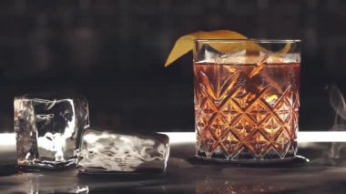 Barın üstünde buz küpleri olan kokteyl.