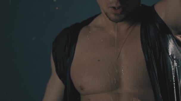 Homem sensual em queda gotas de água. Movimento lento — Vídeo de Stock