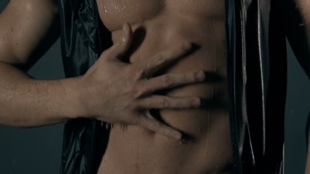 Homem sensual em queda gotas de água. Movimento lento — Vídeo de Stock