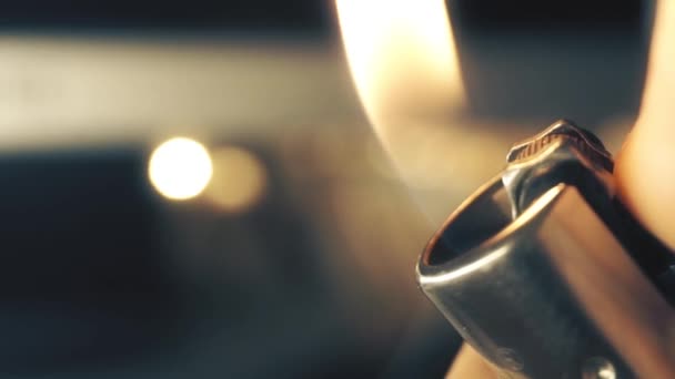 Main tenant briquets à gaz feu macro gros plan 