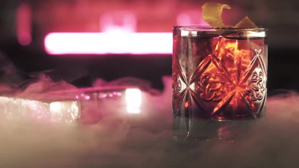 Negroni cocktail with dry ice at the bar — Stock Video