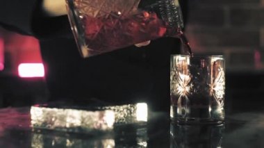Barmen barda Negroni kokteyli hazırlıyor.