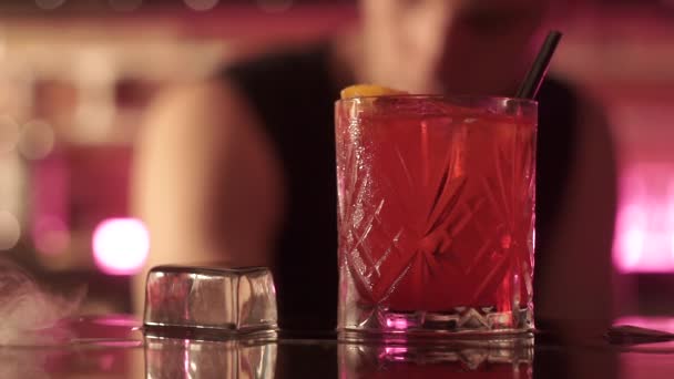 Коктейль негрони с сухим льдом в баре — стоковое видео