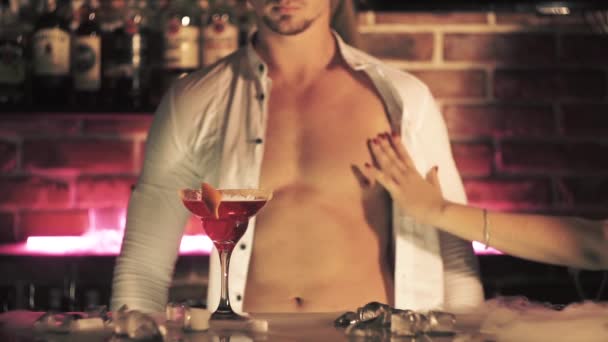 Сексуальный бармен с коктейлем с сухим льдом в баре. Коктейль и вечеринка — стоковое видео