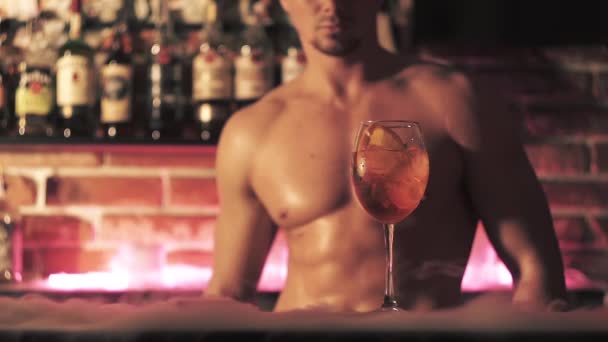 Barman sexy com coquetel com gelo seco no bar. Cocktail e festa — Vídeo de Stock