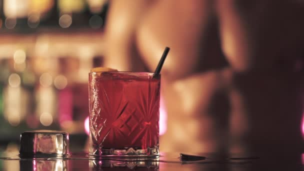 Sexy barman s koktejlem a suchým ledem u baru. Koktejl a párty — Stock video