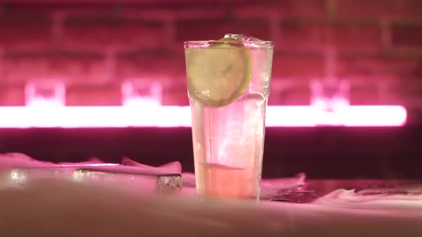 Cocktail met droog ijs aan de bar — Stockvideo