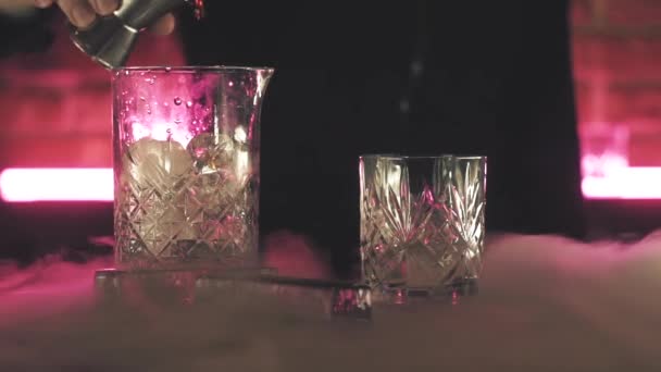 Бармен делает коктейль негрони в баре — стоковое видео