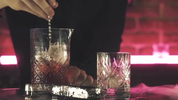 Cantinero haciendo cóctel Negroni en el bar — Vídeos de Stock