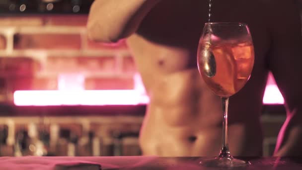 Сексуальный бармен делает коктейль в баре. Коктейль и вечеринка — стоковое видео