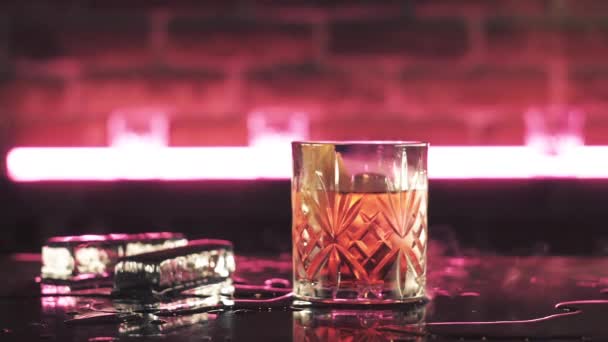 Cocktail Negroni avec glace sèche au bar — Video