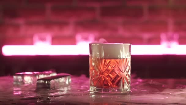 Negroni koktejl se suchým ledem na baru — Stock video