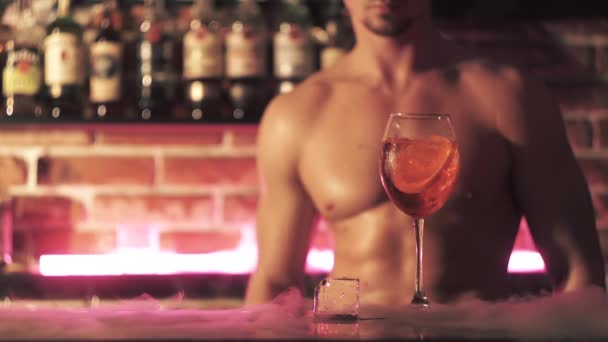 Сексуальный бармен с коктейлем с сухим льдом в баре. Коктейль и вечеринка — стоковое видео