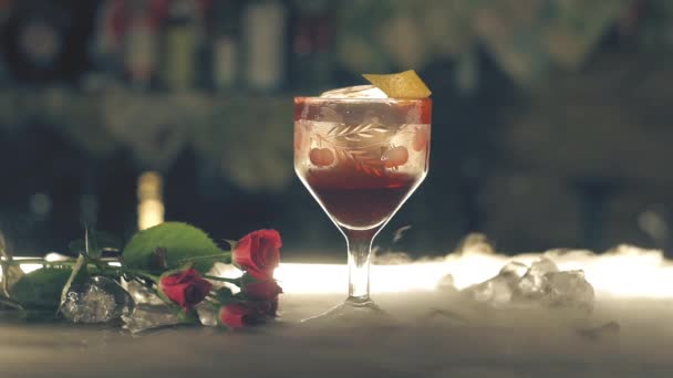Cocktail avec glace sèche dans un bar — Video