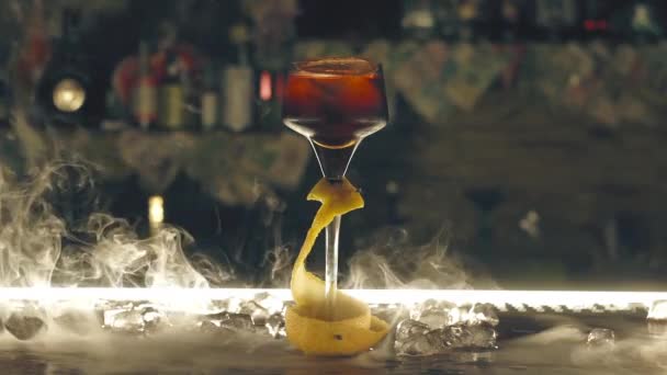 Cocktail mit Trockeneis an der Bar — Stockvideo