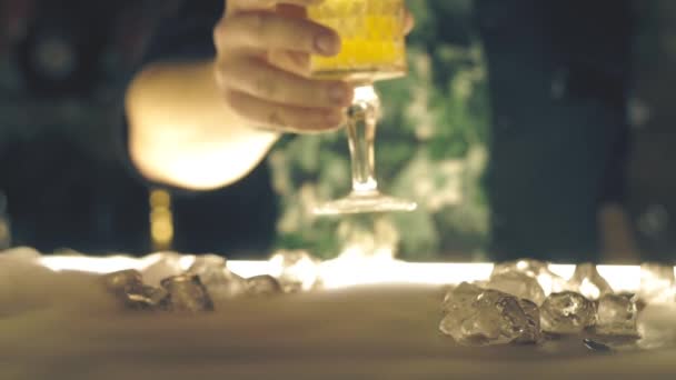 Бармен подает коктейль в баре — стоковое видео