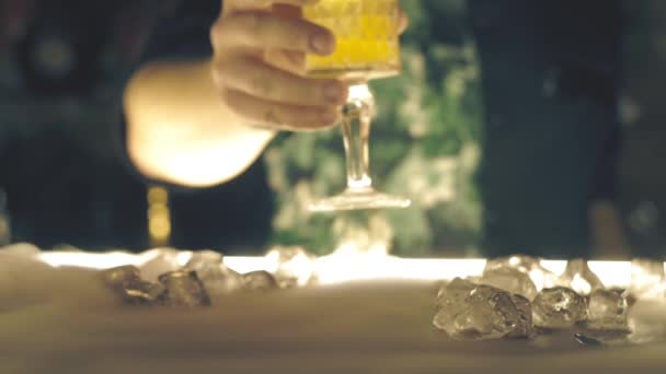 O barman serve cocktail no bar — Vídeo de Stock