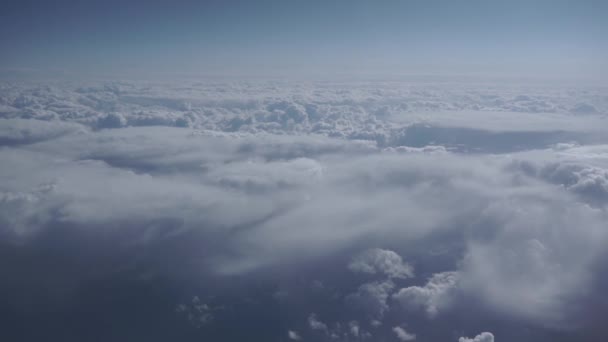 Летят сквозь прекрасные облака — стоковое видео
