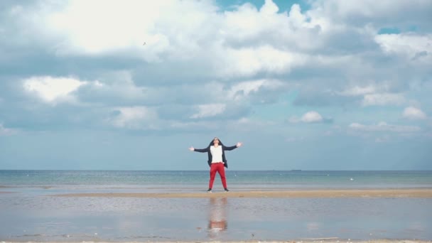 De mens steekt zijn handen op naar de zee — Stockvideo