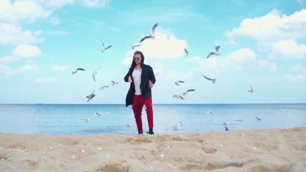 Denize yakın dans eden adam — Stok video